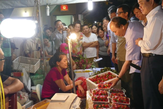 Thủ tướng bất ngờ đến chợ Long Biên lúc tờ mờ sáng 