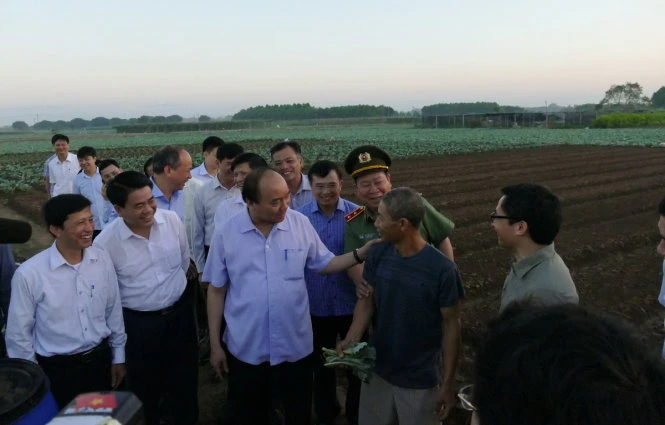 Thủ tướng bất ngờ đến chợ Long Biên lúc tờ mờ sáng 