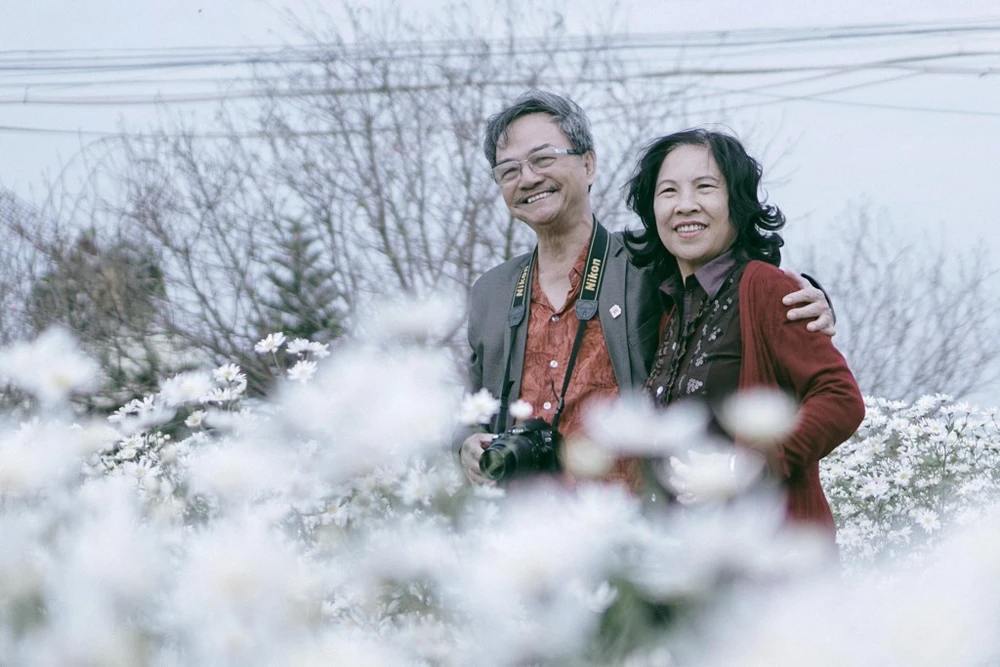 mà cả những người lớn tuổi cũng thích chụp ảnh với loài hoa này.