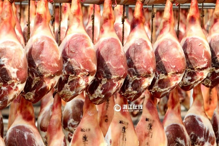 Ấn tượng với cảnh phơi đùi lợn xông khói chuẩn bị tết ảnh 1