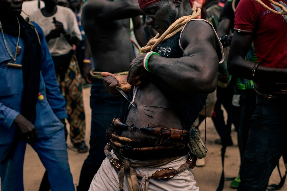 Nghi thức rạch bụng kì lạ để có thể kết hôn ảnh 4