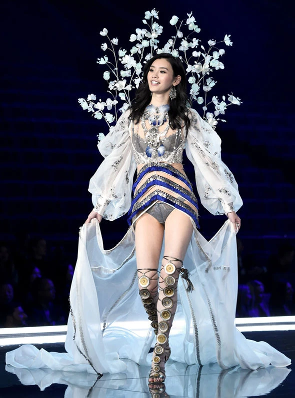 Siêu mẫu Trung Quốc 'vồ ếch' tại Victoria's Secret show ảnh 1