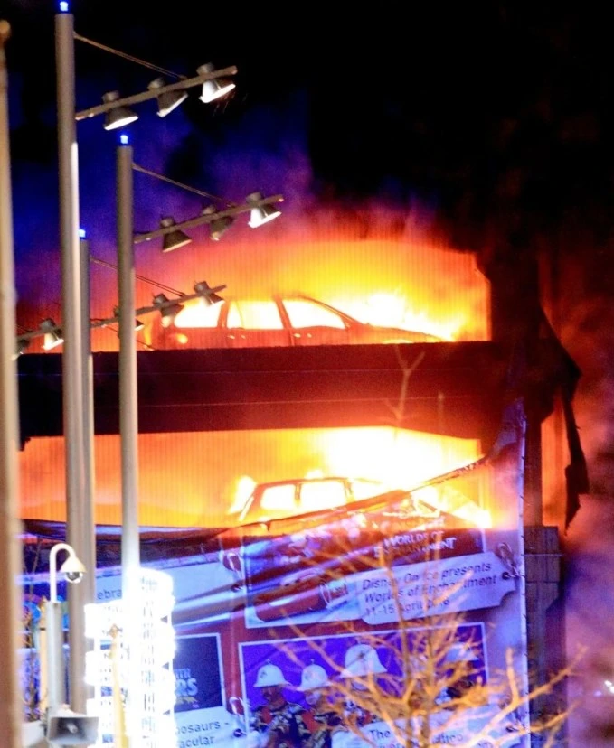 Cháy bãi giữ xe ở Anh, hơn 1.400 xế hộp bị thiêu rụi ảnh 3