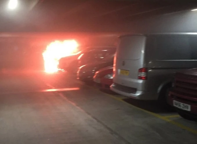 Cháy bãi giữ xe ở Anh, hơn 1.400 xế hộp bị thiêu rụi ảnh 1