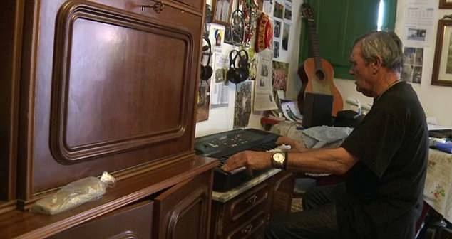 Người đàn ông 12 năm sống chung với bầy sói ảnh 4