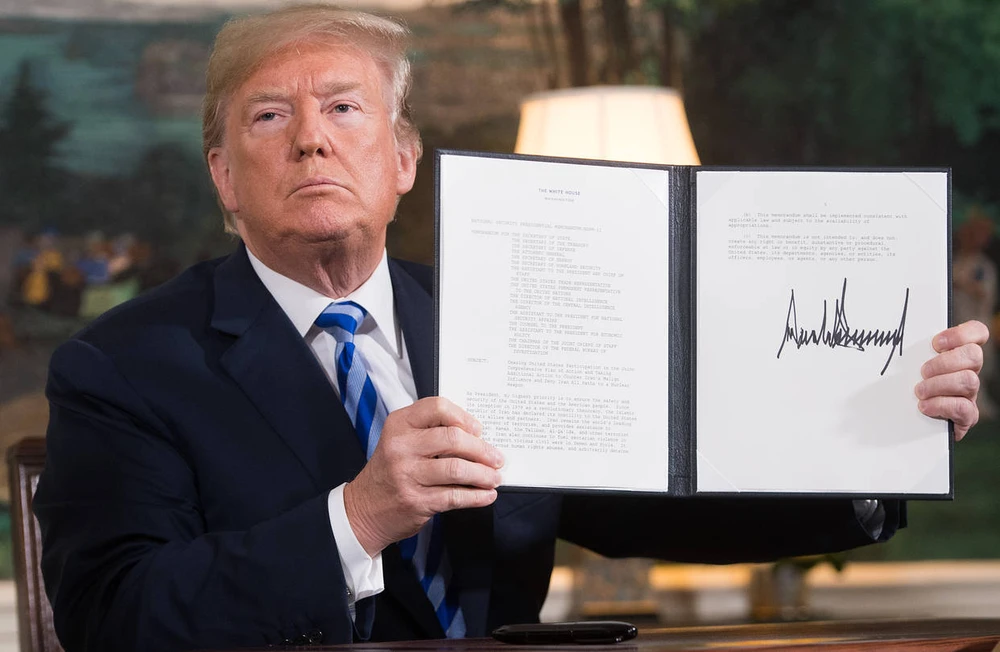 ông Trump đã chính thức tái áp đặt một phần các biện pháp trừng phạt vốn đã bị dỡ bỏ sau khi chính quyền cựu Tổng thống Obama ký kết thỏa thuận hạt nhân với Iran. Ảnh: WSJ