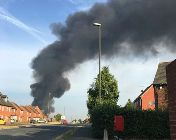 Kinh hoàng cơn lốc lửa xoáy do hỏa hoạn cao đến 15 m ảnh 1