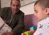 Lạ kỳ bé Israel 3 tuổi nói được tiếng Anh dù chưa được học