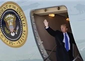 Tổng thống Trump lên chuyên cơ Không lực Một tới Việt Nam