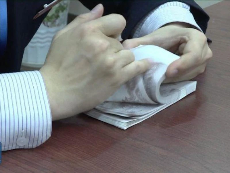 Choáng với kỹ năng đếm tiền của nhân viên ngân hàng Trung Quốc ảnh 1