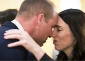 Lý do Thủ tướng Jacinda Ardern 'chạm mũi' Hoàng tử William