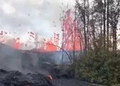 Dung nham tràn ra đường, phun cao 70 m ở Hawaii