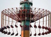 Đu quay hỏng, 20 người lửng lơ giữa trời