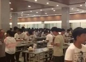 Trường học bắt học sinh đứng ăn để tiết kiệm thời gian