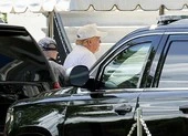 Ông Trump đi chơi golf sau hơn 2 tháng chống COVID-19