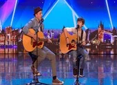 Cậu bé 12 tuổi cùng cha nhận nút vàng tại Britain's Got Talent