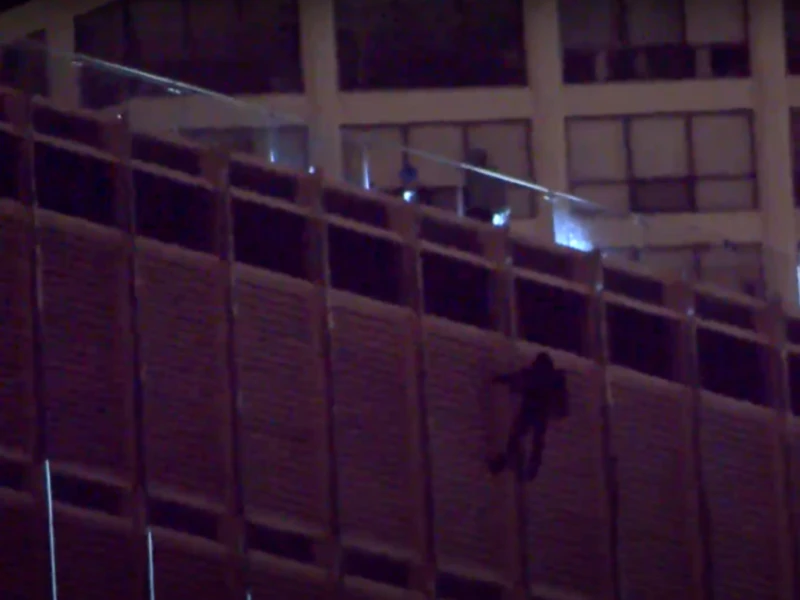 Thanh niên đòi nhảy lầu nếu không được găp ông Trump ảnh 1