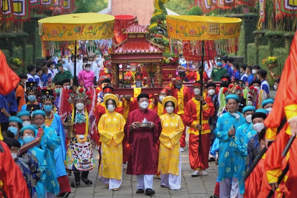 Nghi thức rước kiệu, dâng hương Quốc Tổ Hùng Vương diễn ra trang nghiêm.