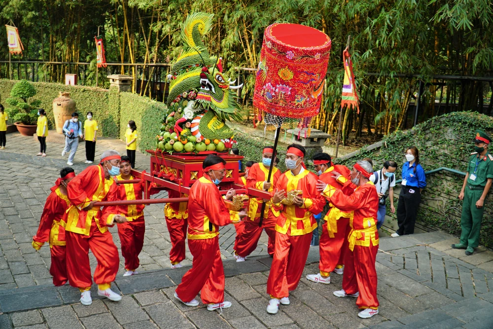 Đoàn người đi từ quảng trường theo con đường tre dài khoảng 400m vào đền tưởng niệm các vua Hùng.