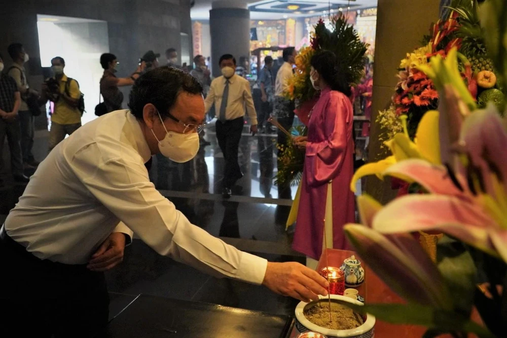 Ông Nguyễn Văn Nên, Bí thư Thành ủy TP.HCM thắp hương tưởng niệm vua Hùng.