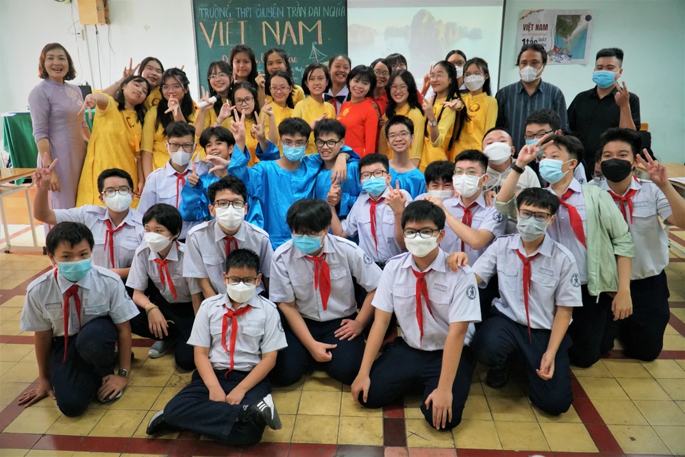 Các học sinh lớp 8A11 rất hào hứng tham gia lớp học ‘kiểu mới’.