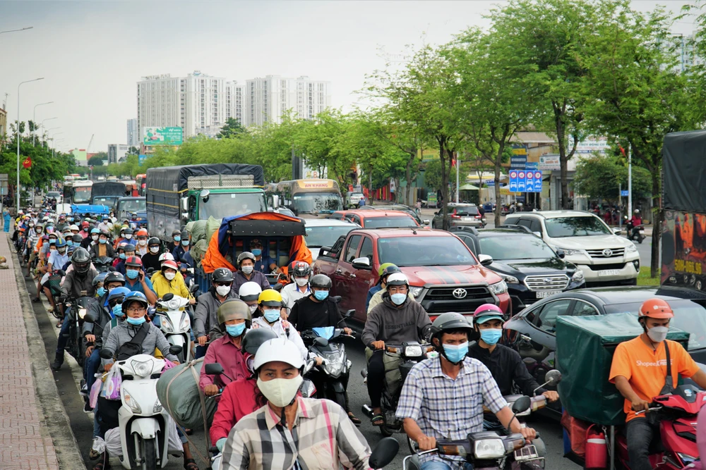 Bắt đầu từ 16 giờ, tại các tuyến đường dẫn về hướng cửa ngõ miền Tây như An Dương Vương, vòng xoay Phú Lâm bắt đầu đông nghịt xe cộ qua lại.