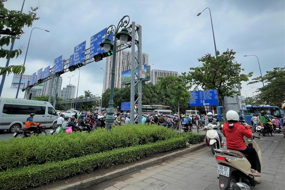 Nhiều người phải chạy lấn lên vỉa hè để có đường đi.