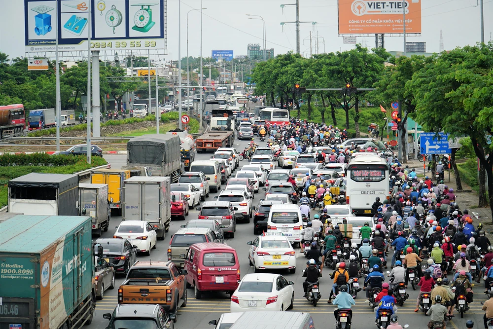 Xe máy cùng xe khách chở người dân về các tỉnh Miền Tây liên tục xuất bến khiến một số nút giao thông trọng điểm xảy ra tình trạng ùn ứ, di chuyển khó khăn.