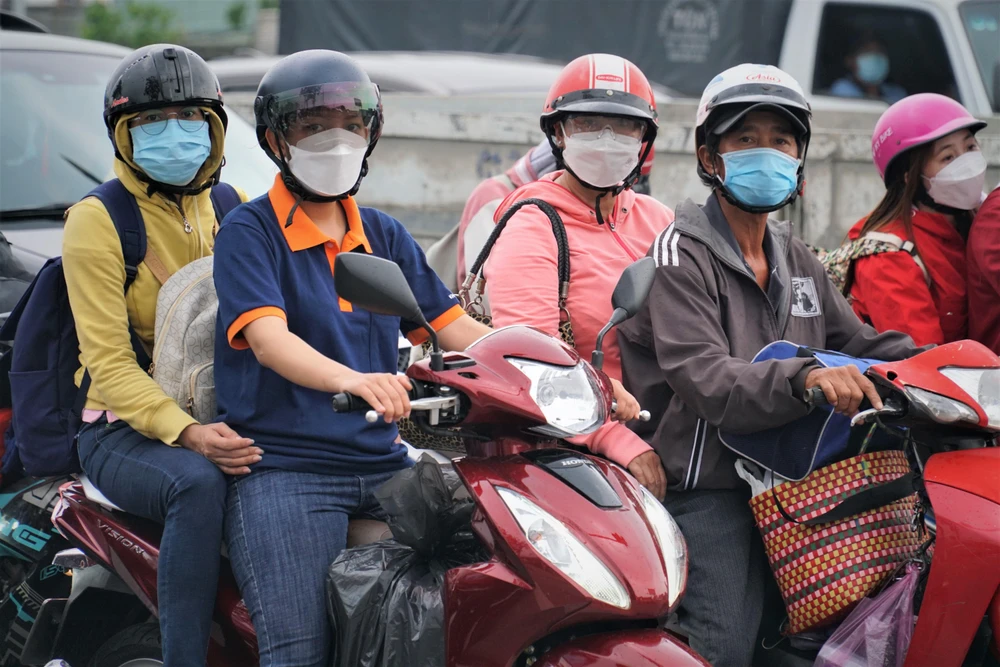 17 giờ, dưới chân cầu Bình Điền vẫn đông nghẹt người về quê.