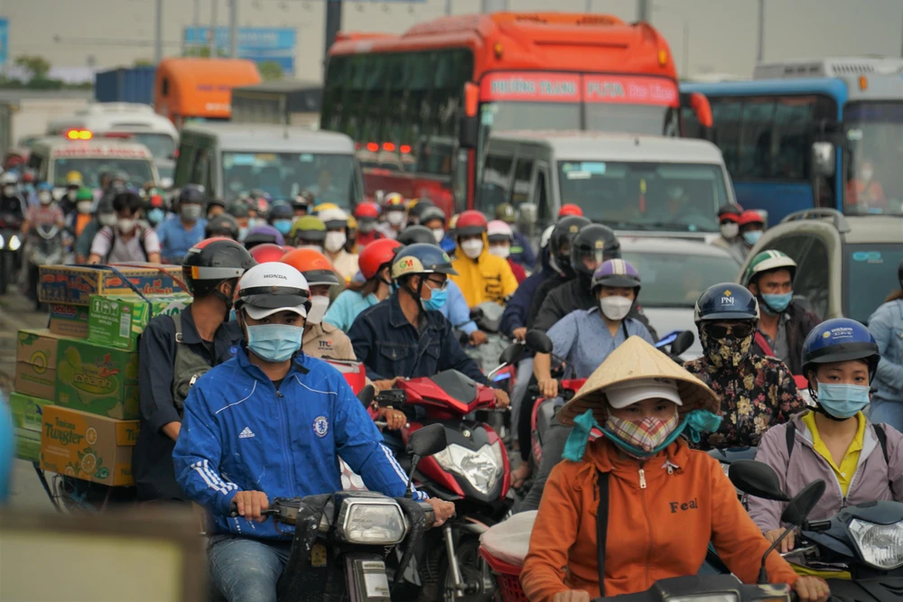 Càng về tối, lượng người đổ về cửa ngõ phía Tây thành phố càng đông.