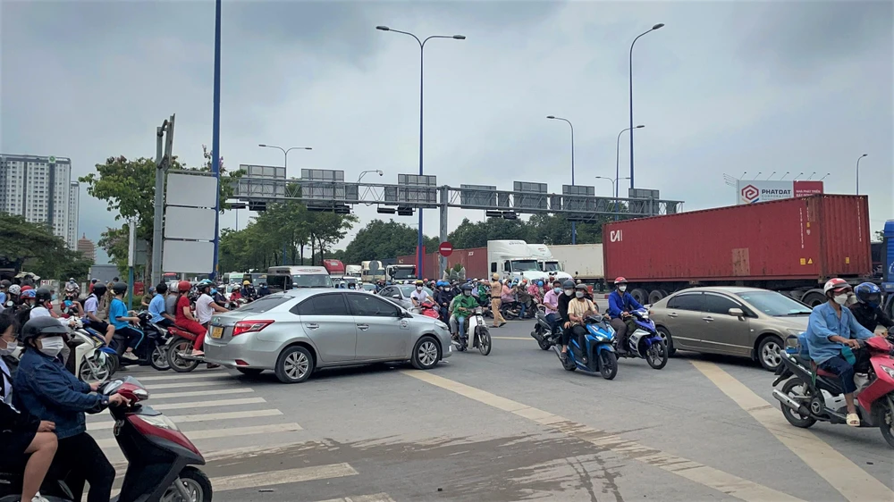 Ghi nhận tại giao lộ Mai Chí Thọ hướng ra cao tốc TP.HCM - Long Thành - Dầu Giây đông đúc người về quê, tuy nhiên không xảy ra tình trạng ùn ứ.