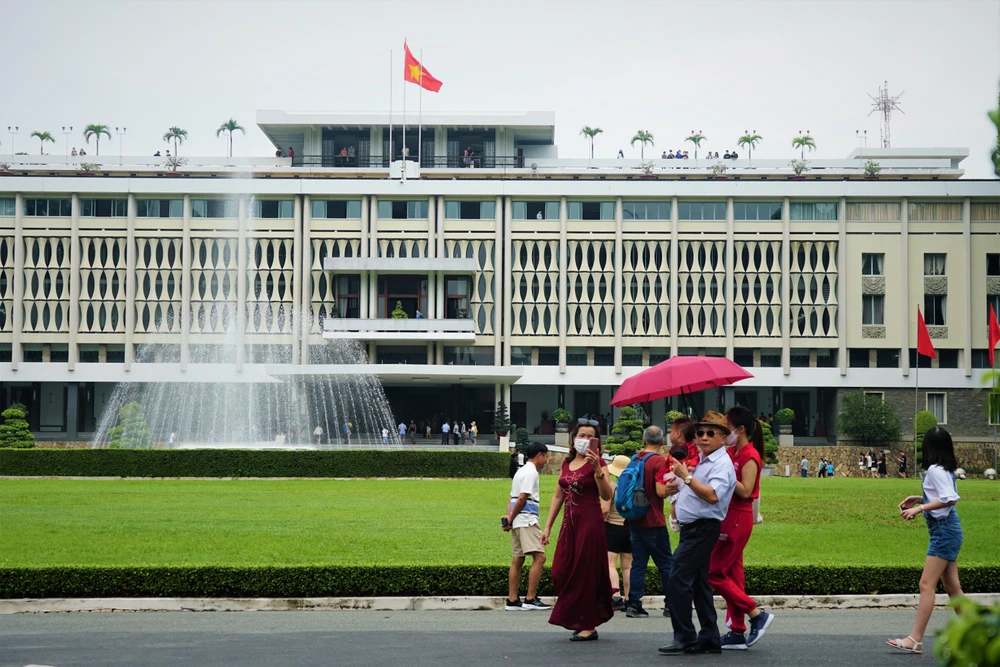 Dịp lễ 30-4, nhiều người đến Dinh Độc Lập (quận 1, TP.HCM) để tìm hiểu về lịch sử thành phố.