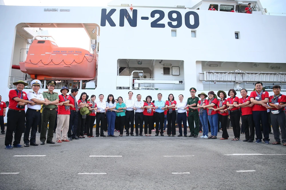 Đoàn công tác chụp ảnh lưu niệm. Ảnh: L.H