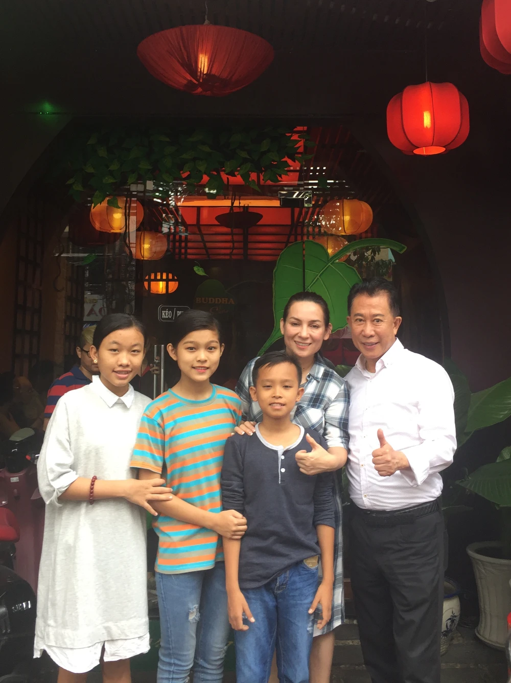 Martin Yan chụp hình cùng ca sĩ Phi Nhung, và ba ca sĩ nhí con nuôi của Phi Nhung: Hồ Văn Cường, Thiêng Ngân và Thu Hiền