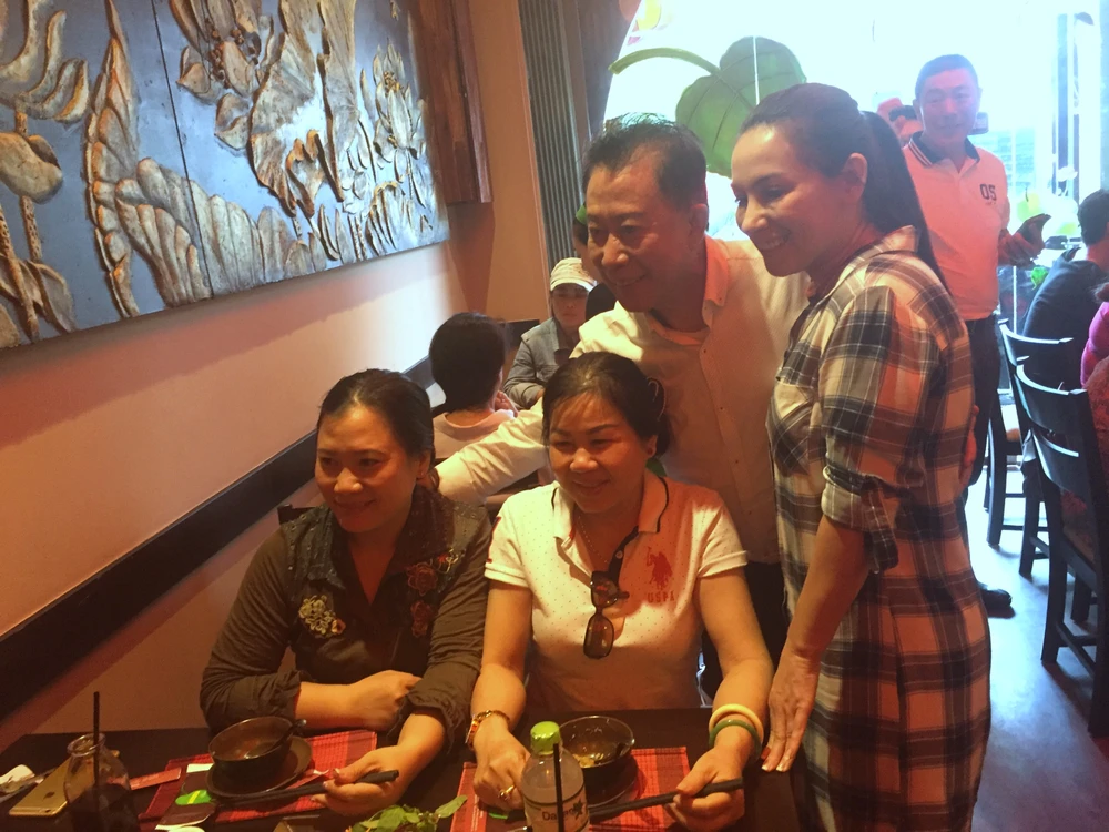 Martin Yan và Phi Nhung chụp hình lưu niệm với khách.