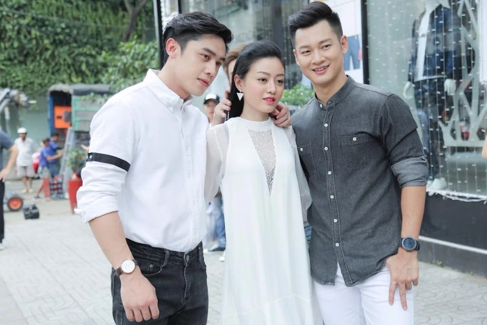 Ca sĩ Đức Tuấn cùng hai diễn viên đến từ Thái Lan trong thời gian thực hiện MV