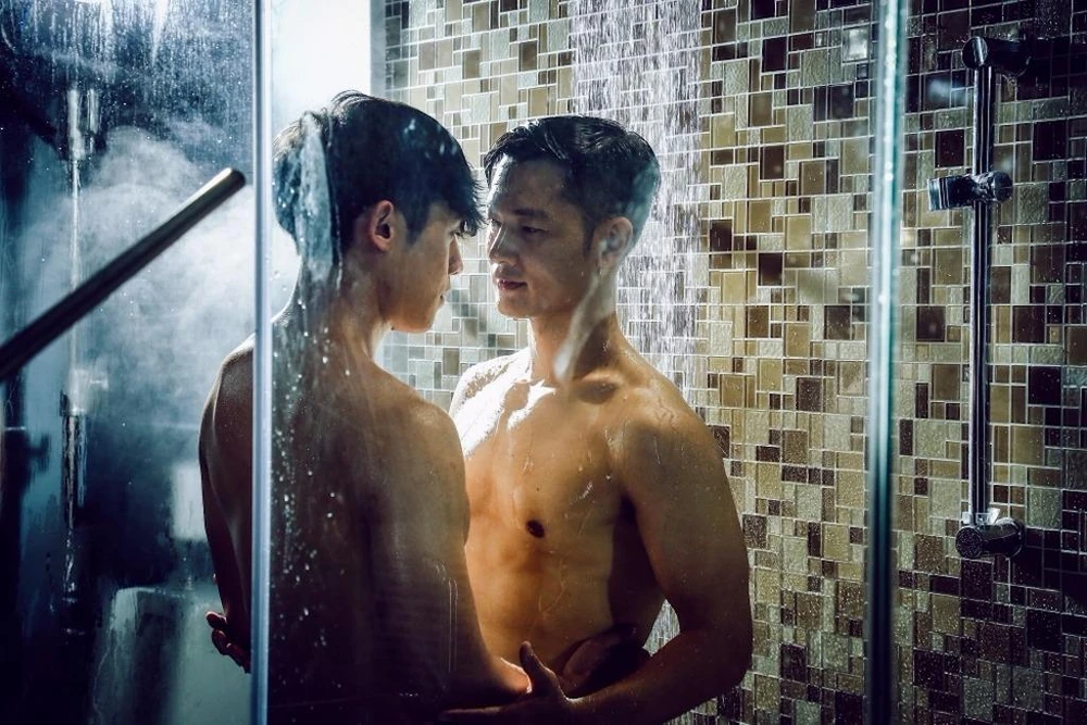 Cảnh nóng đồng tính trong MV Trăng dưới chân mình do chính ca sĩ Đức Tuấn đóng gây nhiều phản ứng trái chiều