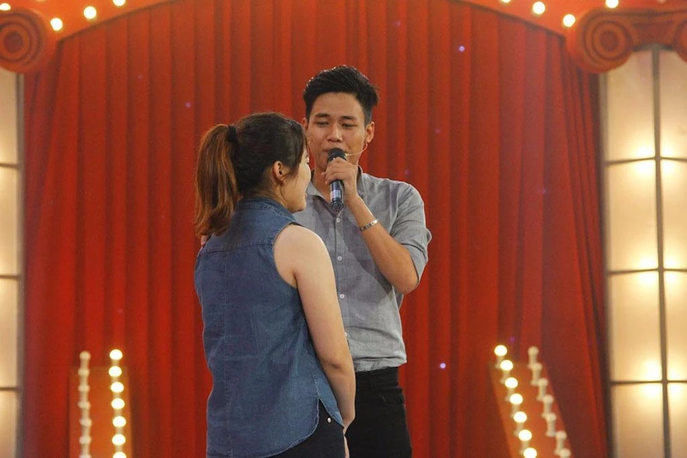 Tấn Lợi và vợ trên sân khấu tối chung kết