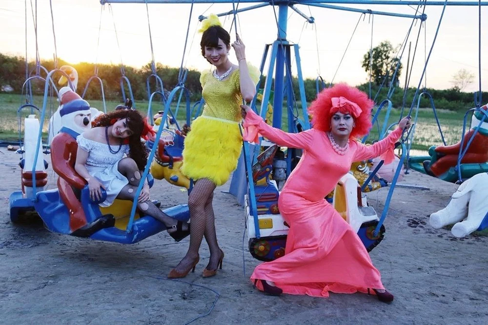 Những gánh lô tô luôn gieo trong ký ức trẻ thơ như lễ hội đầy màu sắc.