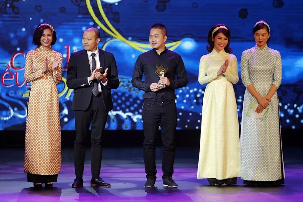 Hội Cô Ba Sài Gòn trao giải cho ê kíp phim Zippo, Mù tạt và em