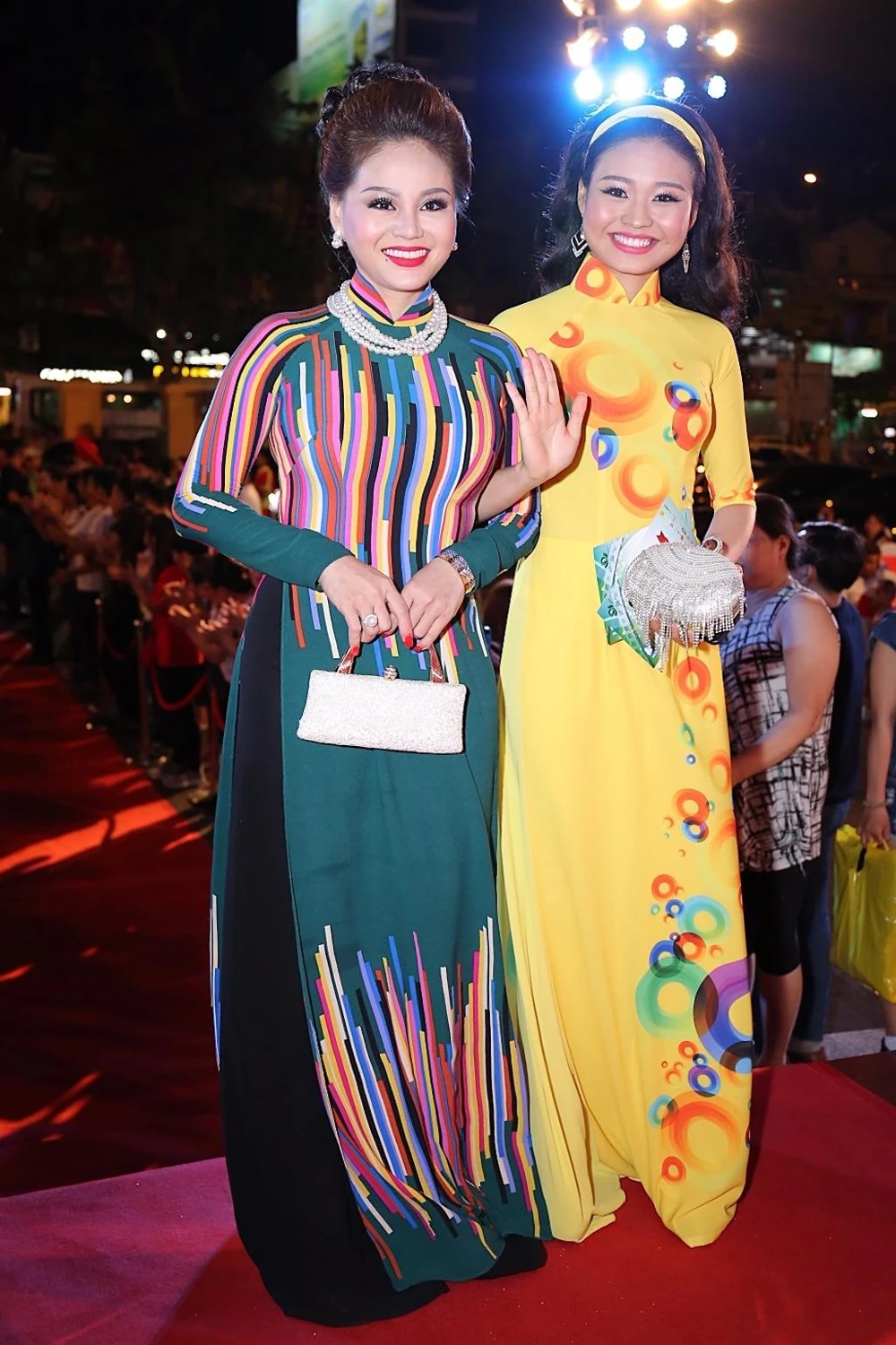 Mẹ con nghệ sĩ Lê Giang và Lê Lộc cũng chọn áo dài 