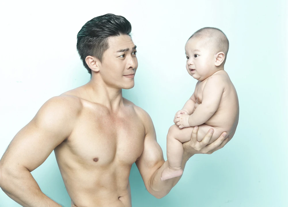 Con 5 tháng tuổi của Quốc Cơ và Hồng Phượng làm xiếc? ảnh 2