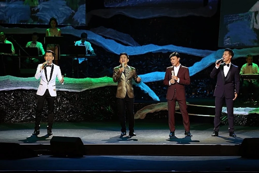 một phần biểu diễn Tình ca (Phạm Duy) có mặt đủ bốn giọng ca nam 