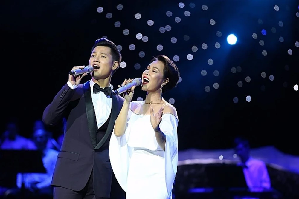 Ca sĩ Đức Tuấn và Uyên Linh trong ca khúc Thà như giọt mưa