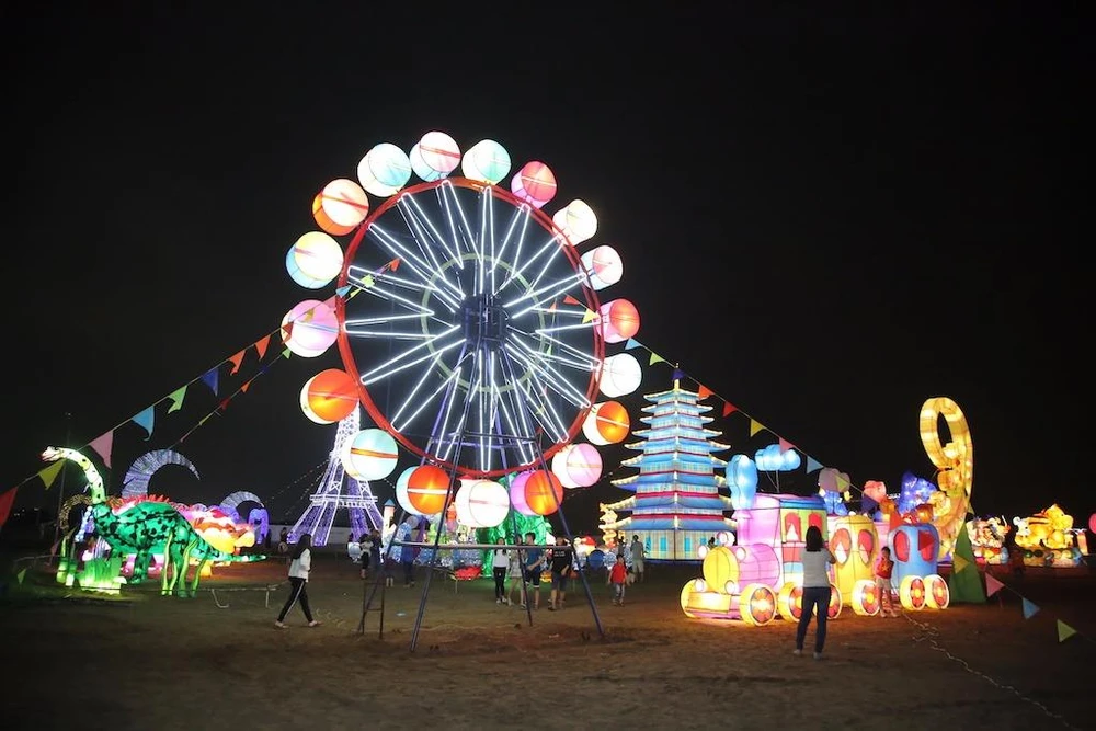 Đèn lồng hình đu quay