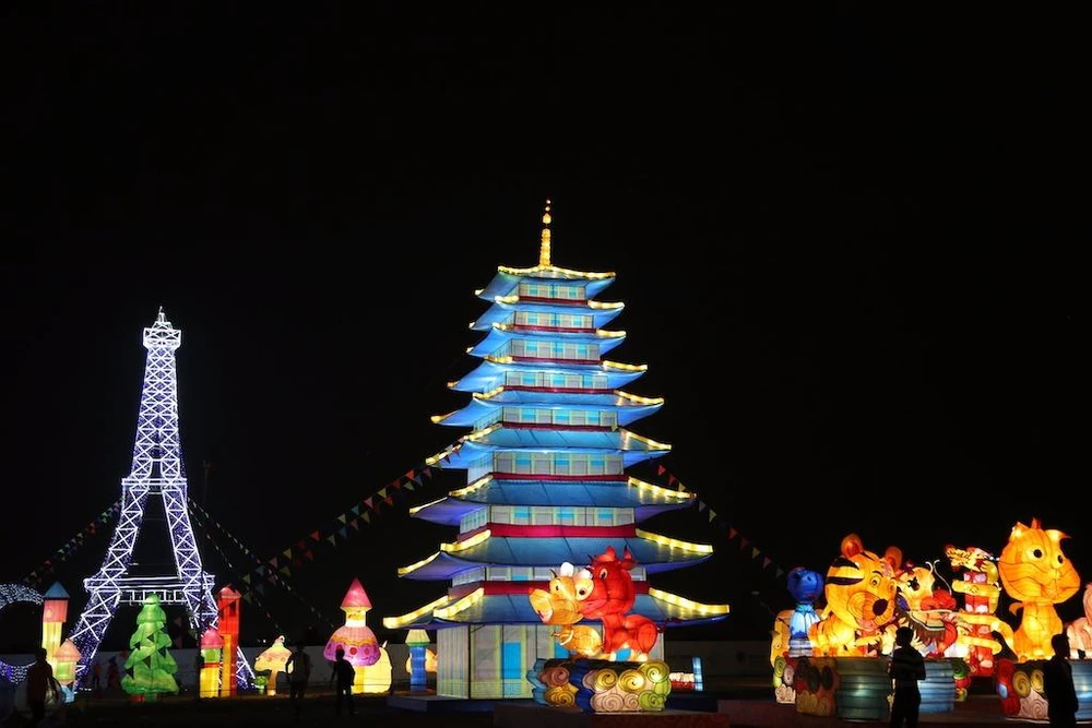 Mô hình tháp bảy tầng và tháp Eiffel 