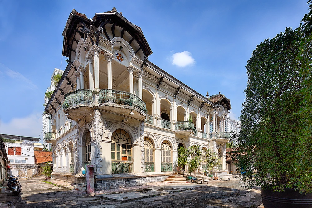 Cận cảnh biệt thự ba mặt tiền tại Sài Gòn sắp được trùng tu ảnh 9