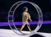 Mẫu nhí Khánh An catwalk trong vòng xoay siêu đỉnh