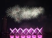 Ba Lan 'chơi' pháo hoa trên nền 25 bài hát