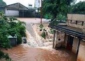 Lũ đổ về bất ngờ, nhiều người không kịp trở tay